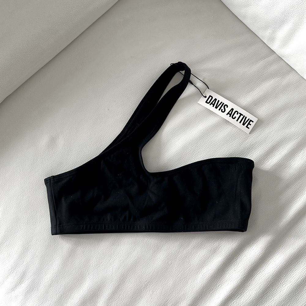 NWT Davis Active Cross Shoulder Bra (in Black) ♣️